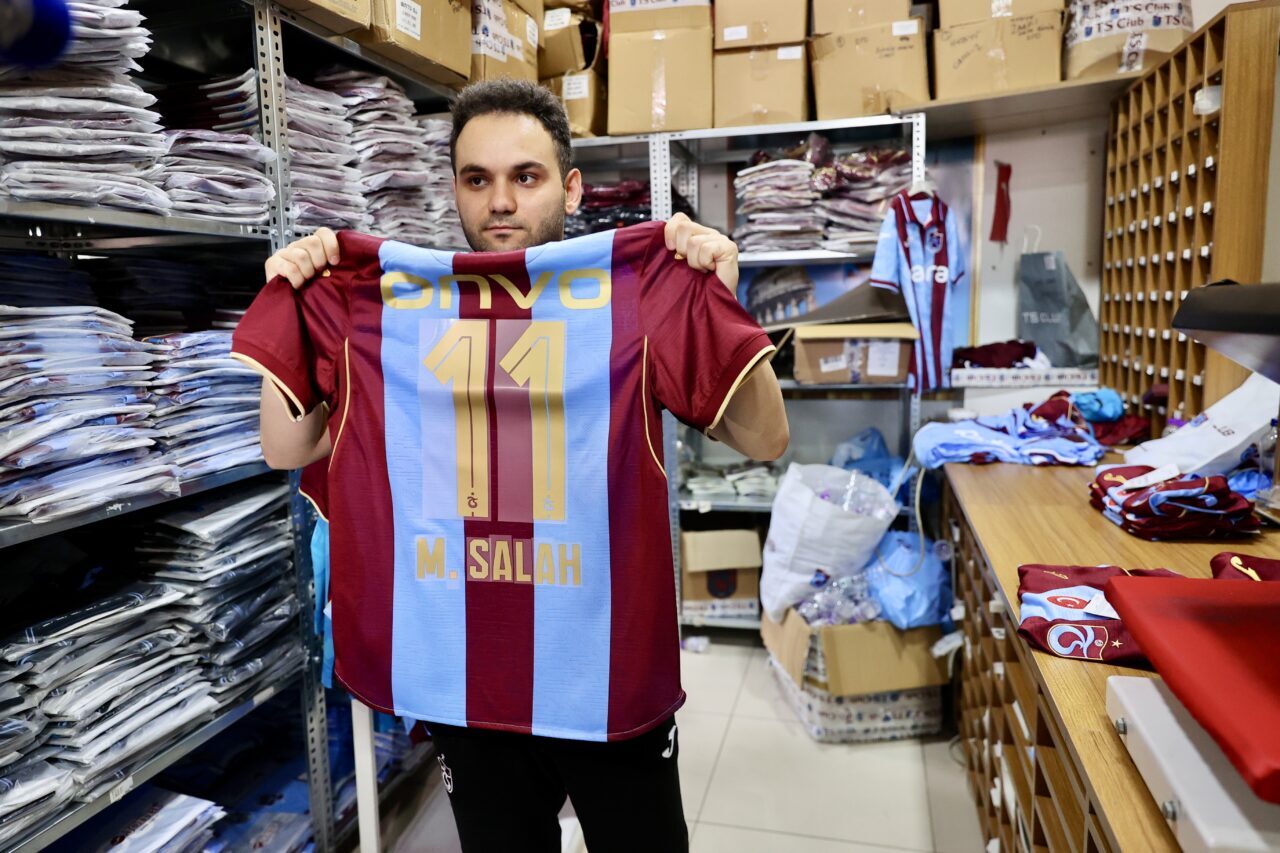 - Bordo-mavili taraftarlar, kombine ve forma satış noktalarında yoğunluk oluşturdu