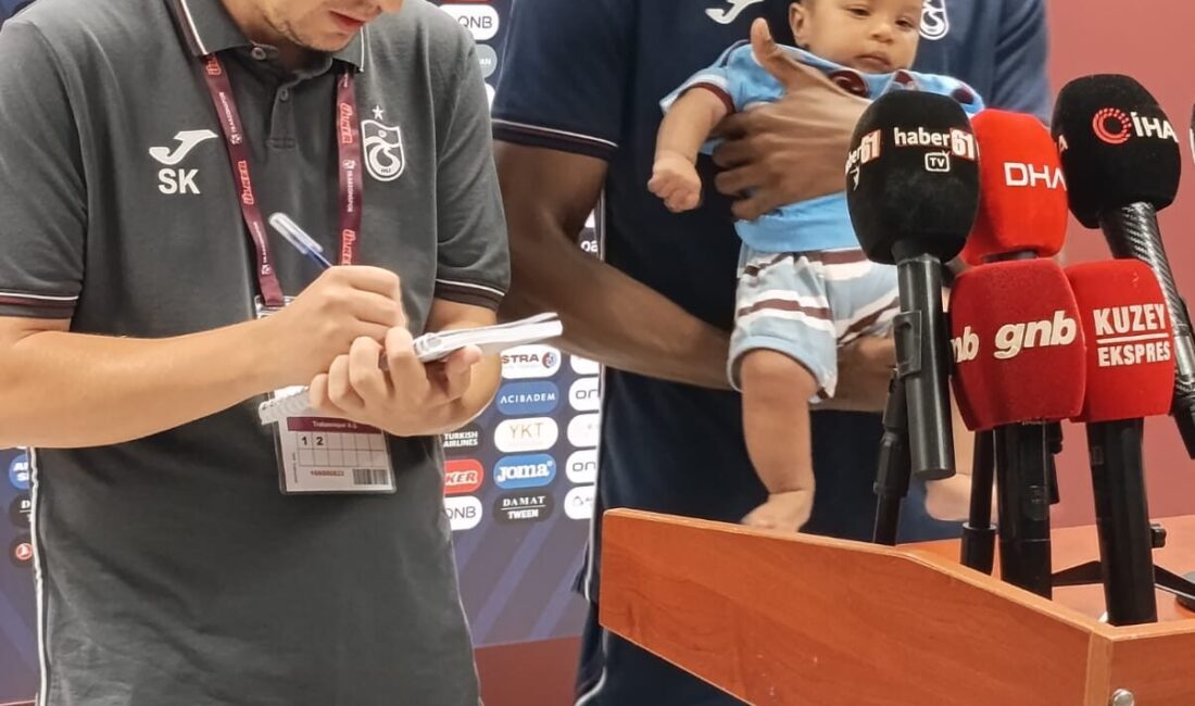 - Bordo-mavili futbolcu Chibuike Nwaiwu:
- "Her maç için hazırım. Bugün