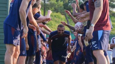 - İlk antrenmanına çıkan Muhammed Salah, takım arkadaşlarıyla tanıştı