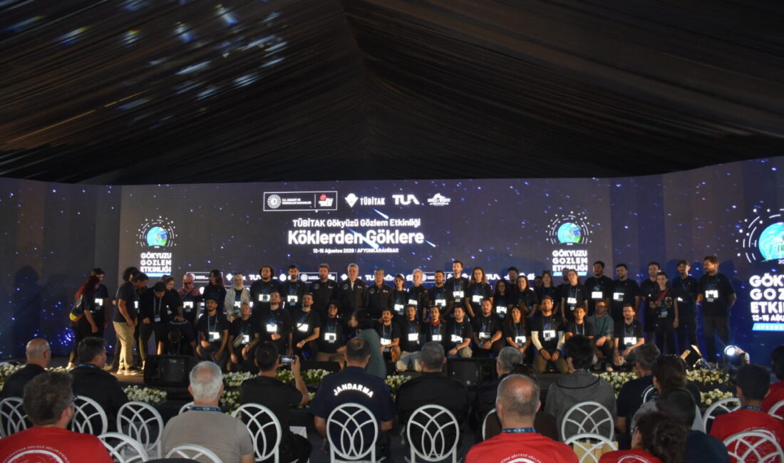 - Afyonkarahisar'ın Emre Gölü'nde gerçekleştirilen etkinliğe halk gününde 3 bini
