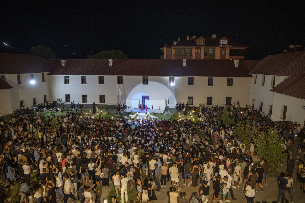 TUNCELİ (AA) – Tunceli'de "MamekiFest" kapsamında tekne turu, sinema gösterimi,