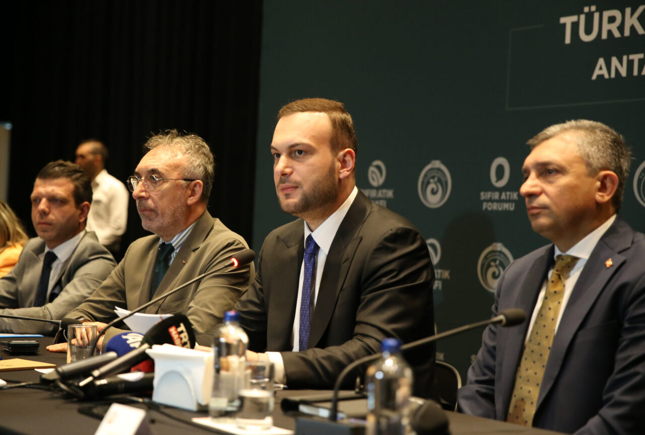 - Antalya Valisi Hulusi Şahin:
- "Akdeniz'de kirlilik yeni bir olgu