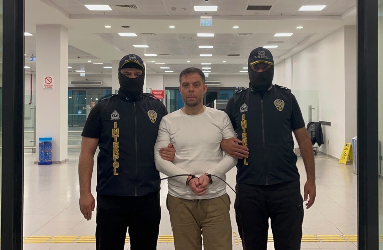 - Türkiye'ye iadesini engellemek amacıyla Arjantin'de sığınma talebinde bulunan ve