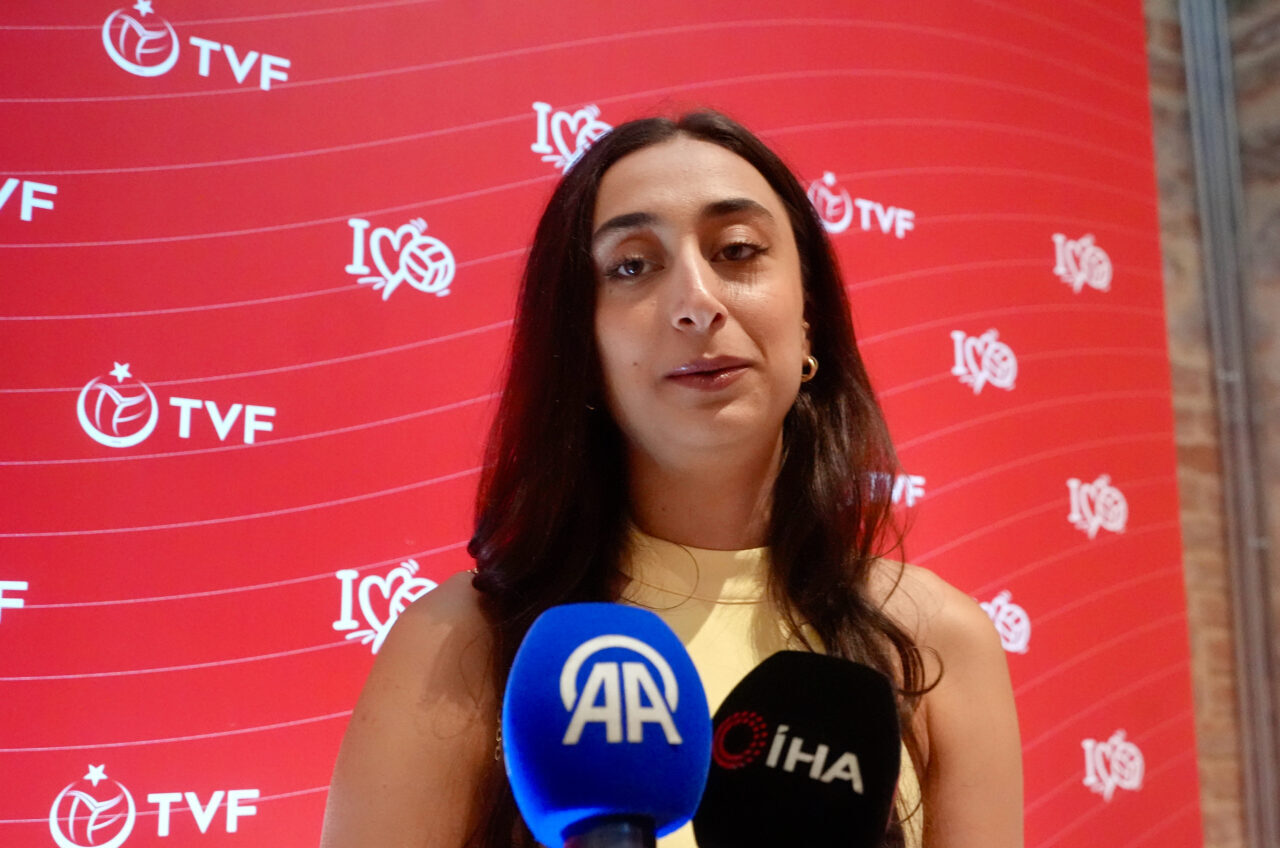 - A Milli Kadın Voleybol Takımı oyuncularından Elif Şahin:
"Herkesi İstanbul'daki