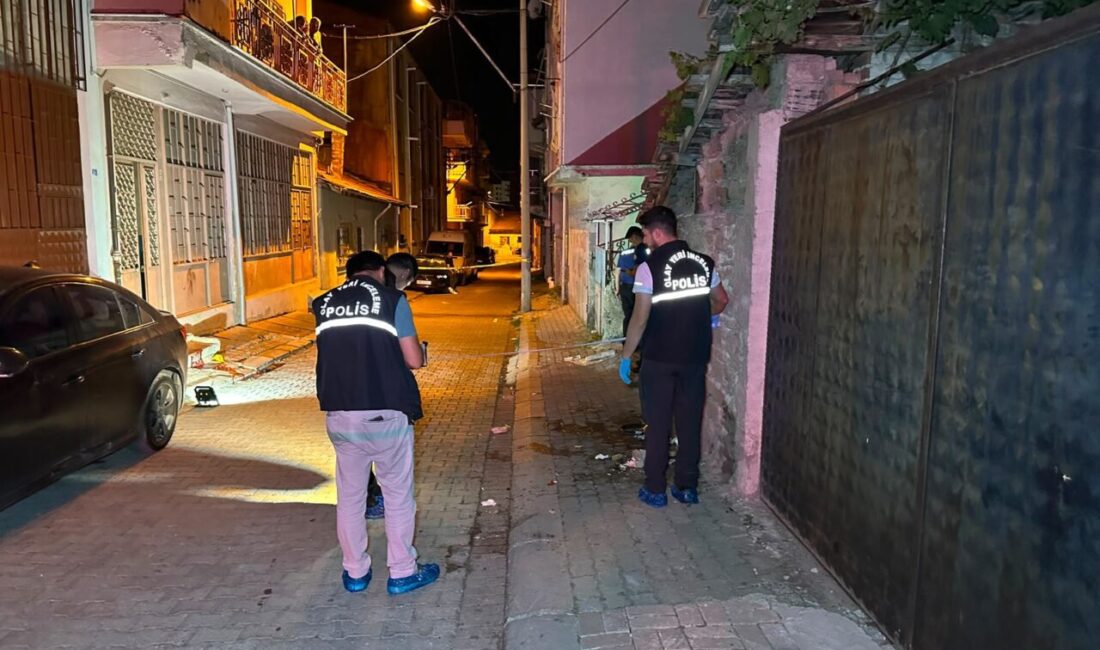 UŞAK (AA) – Uşak'ta 3 kişi arasında çıkan, bıçak ile