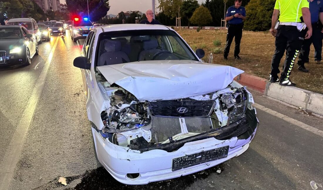 UŞAK (AA) – Uşak'ta trafik ışığında bekleyen otomobile arkadan çarpan