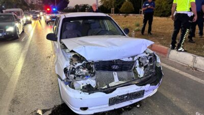 UŞAK (AA) – Uşak'ta trafik ışığında bekleyen otomobile arkadan çarpan