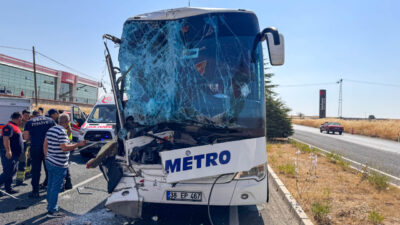 UŞAK (AA) – Uşak'ta yolcu otobüsünün kamyona çarpması sonucu 8