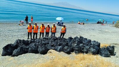 VAN (AA) – Van Büyükşehir Belediyesi ekipleri, Van Gölü kıyılarında
