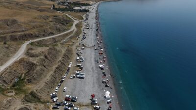 VAN (AA) – Van'da sıcak havadan bunalan vatandaşlar, serinlemek için