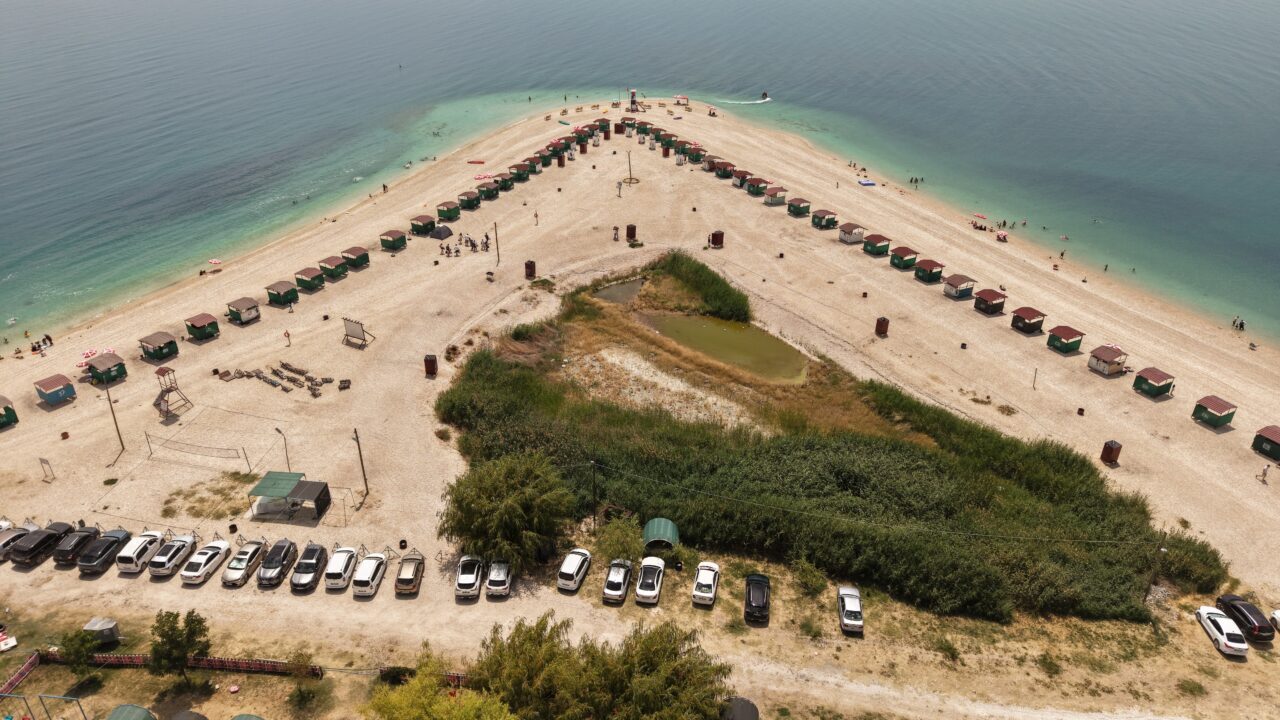 - Ziyaretçilerden Yusuf Göktü Koç:
 - "Çakıl Adası'nın kıyısı cam
