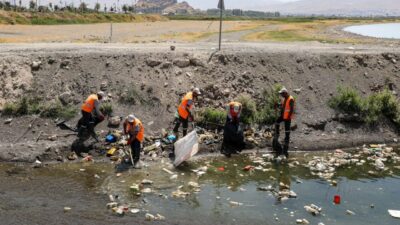 VAN (AA) – Van Büyükşehir Belediyesi, suyun taşıdığı atıkların Van