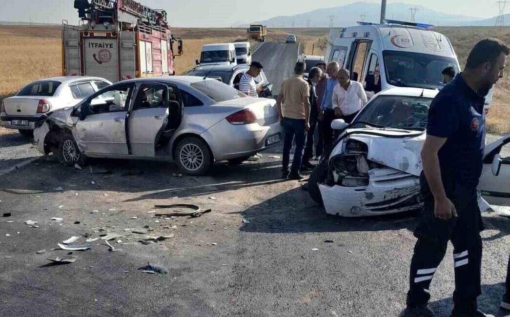 VAN (AA) – Van'ın Başkale ilçesinde iki otomobilin çarpışması sonucu