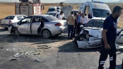 VAN (AA) – Van'ın Başkale ilçesinde iki otomobilin çarpışması sonucu