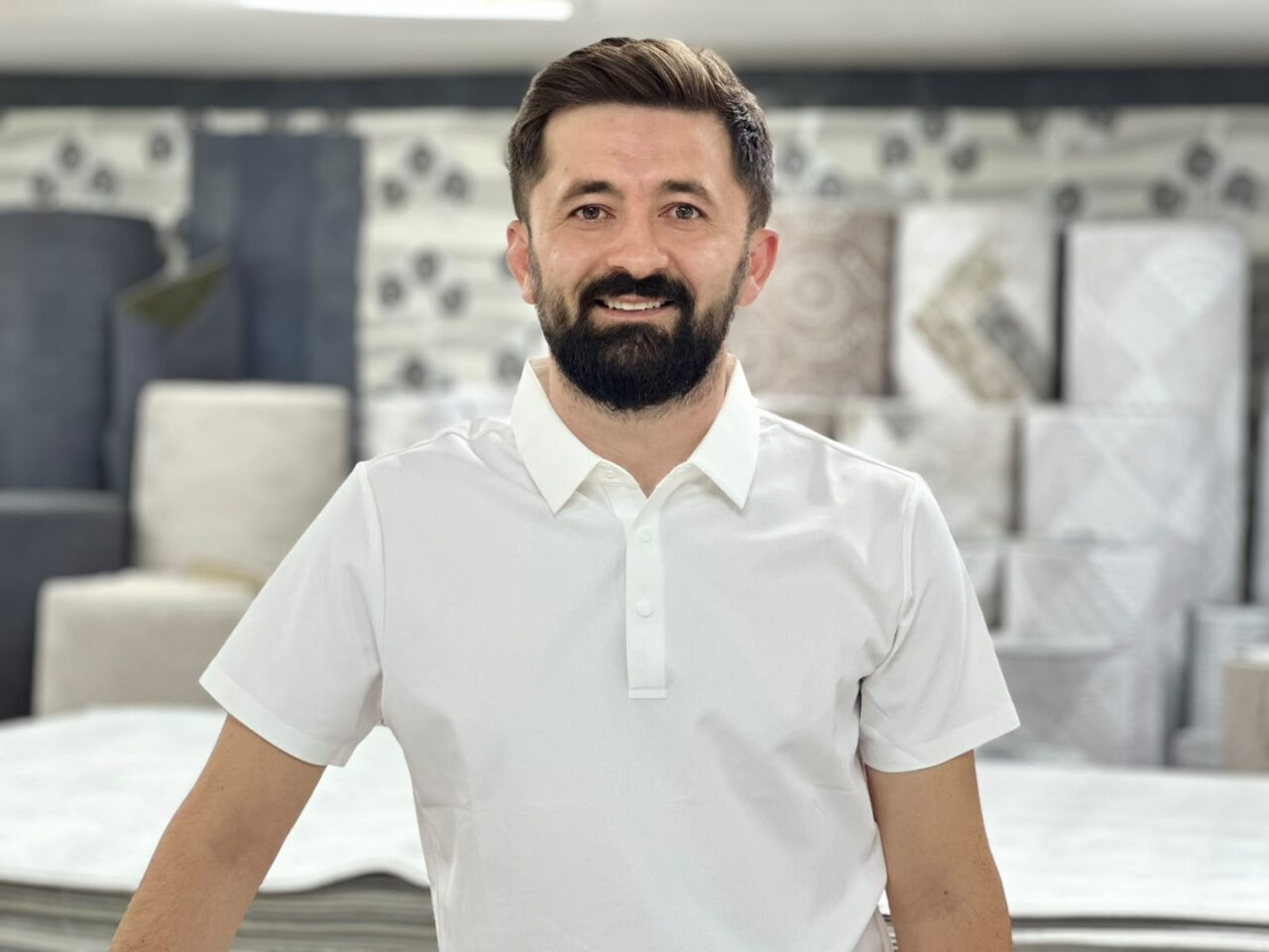 VAN (AA) – Van'da bir halı mağazasına giden işitme engelli