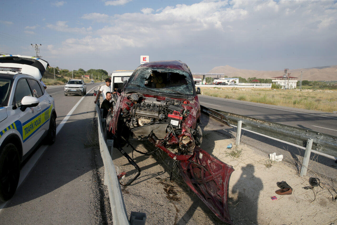 VAN (AA) – Van'ın Gürpınar ilçesinde otomobilin refüjdeki bariyere çarpması