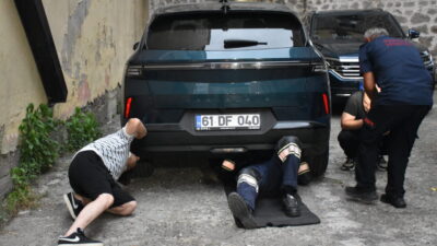 - Trabzon'da film yapımcısı Fatih Zaman'ın otomobilinin çamurluğuna girerek doğum