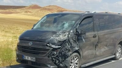 YOZGAT (AA) – Yozgat'ın Yerköy ilçesinde panelvan ile otomobilin çarpışması