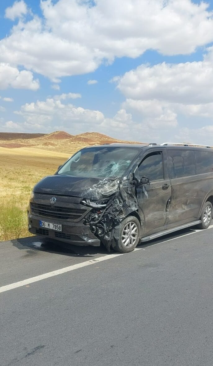 YOZGAT (AA) – Yozgat'ın Yerköy ilçesinde panelvan ile otomobilin çarpışması