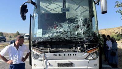 YOZGAT (AA) – Yozgat'ta şehirler arası yolcu otobüsü ile traktörün