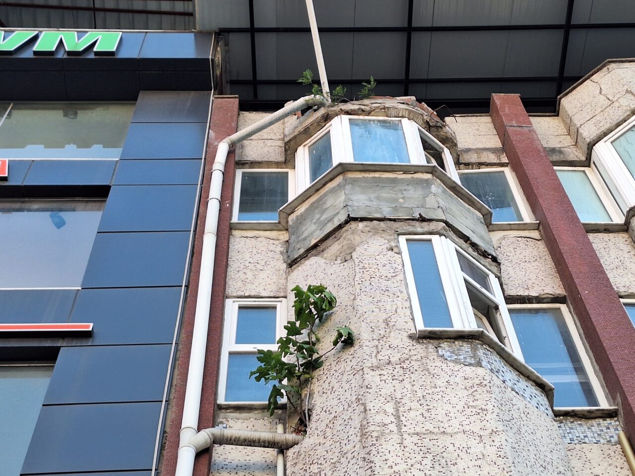 ZONGULDAK (AA) – Zonguldak'ın Alaplı ilçesinde 6 katlı iş merkezinin