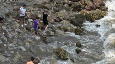 ZONGULDAK (AA) – Zonguldak'ın Kozlu ilçesinde dalgalı denizde mahsur kalan