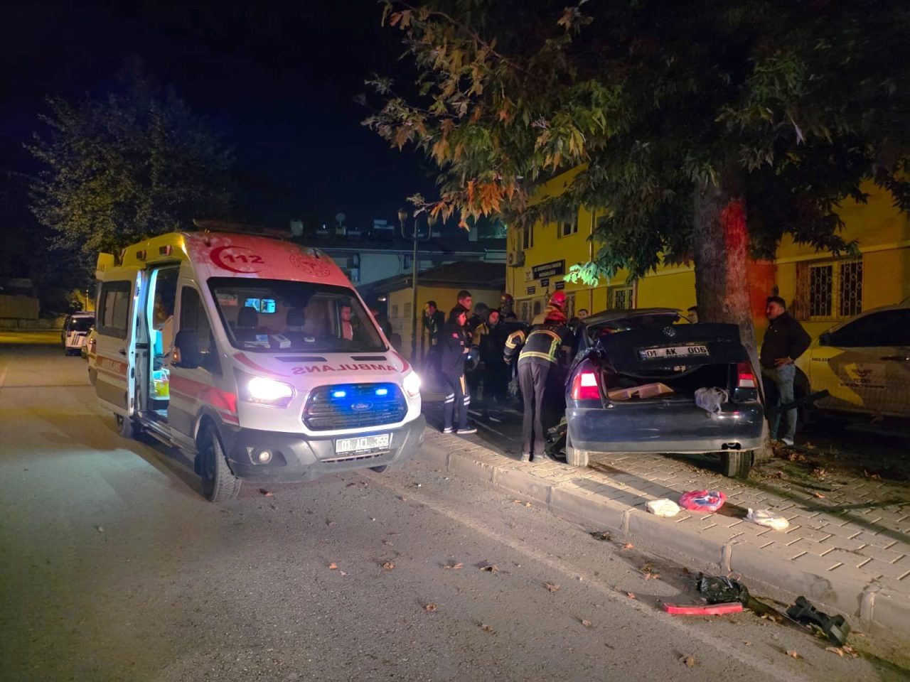 ADANA (AA) – Adana'nın Pozantı ilçesinde ağaca çarpan otomobildeki 2