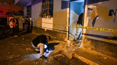 ADANA (AA) – Adana'nın Yüreğir ilçesinde müstakil evin kapısına el