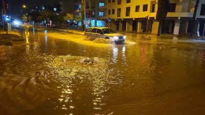 ADIYAMAN (AA) – Adıyaman'da sağanak hayatı olumsuz etkiledi. Akşam saatlerinde
