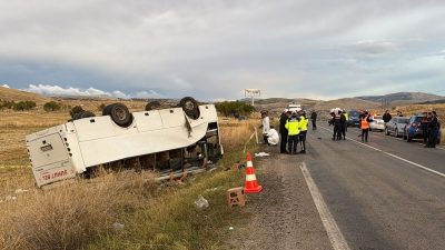 AFYONKARAHİSAR (AA) – Afyonkarahisar'ın Şuhut ilçesinde işçileri taşıyan midibüsün devrilmesi