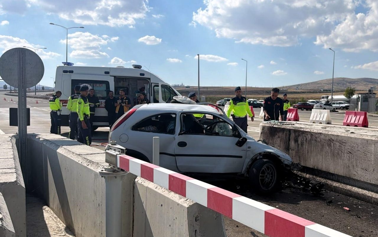 AKSARAY (AA) – Aksaray'ın Ortaköy ilçesinde otomobilin otoyol gişelerindeki beton