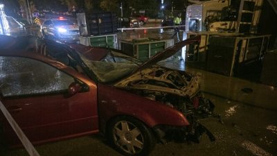 ANKARA (AA) – Ankara'nın Yenimahalle ilçesinde oksijen tüpü yüklü kamyon
