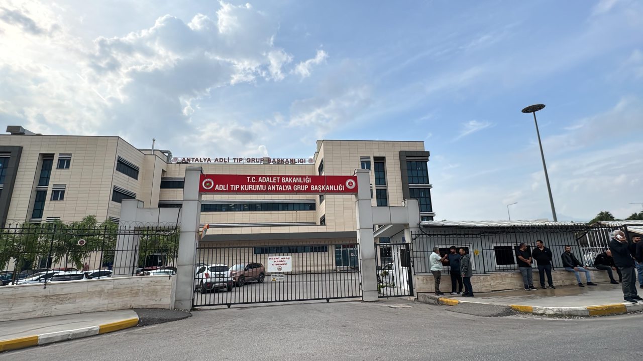 ANTALYA (AA) – Antalya'nın Konyaaltı ilçesinde hafif ticari aracın yaklaşık