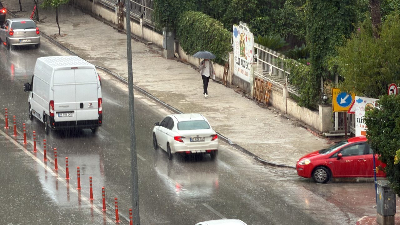 ANTALYA (AA) – Antalya'da sabah saatlerinde başlayan sağanak, günlük yaşamı