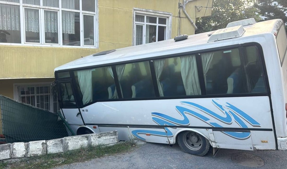 İSTANBUL (AA) – Arnavutköy'de freni boşalan midibüsün bir evin bahçesine