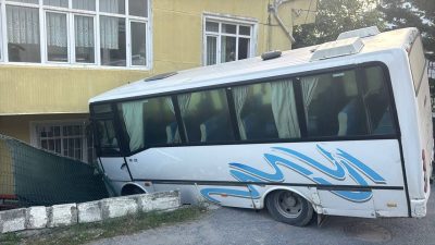 İSTANBUL (AA) – Arnavutköy'de freni boşalan midibüsün bir evin bahçesine