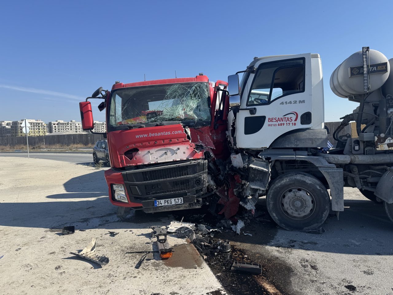 İSTANBUL (AA) – Avcılar'da iki beton mikserinin çarpıştığı kazada sürücüler