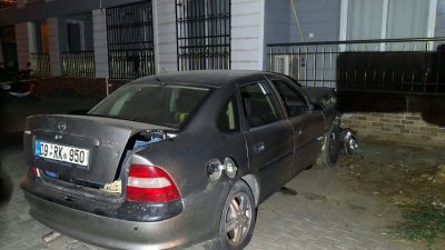 AYDIN (AA) – Aydın'ın Nazilli ilçesinde evin balkonuna çarpan otomobilin
