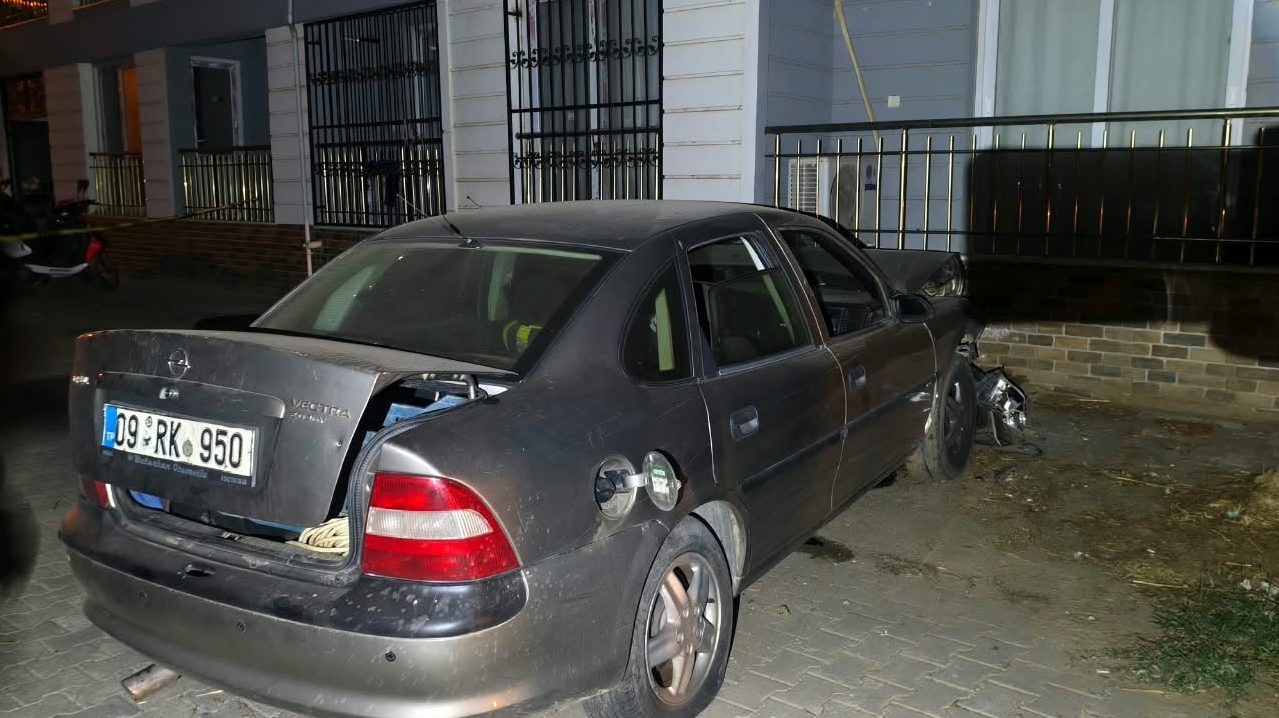 AYDIN (AA) – Aydın'ın Nazilli ilçesinde evin balkonuna çarpan otomobilin