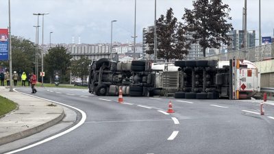 İSTANBUL (AA) – Bakırköy'de, virajı alamayarak devrilen sıvılaştırılmış doğal gaz