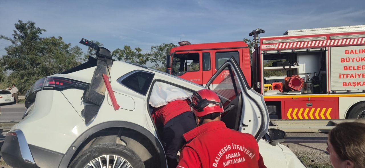 BALIKESİR (AA) – Balıkesir'in Susurluk ilçesinde otomobilin bariyerlere çarpması sonucu