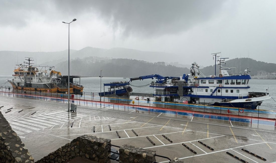 BARTIN (AA) – Bartın'ın Amasra ilçesinde şiddetli rüzgar nedeniyle denizde