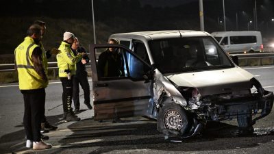 İSTANBUL (AA) – Başakşehir'de bariyerlere ve otomobile çarpan hafif ticari