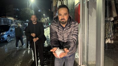 BAYBURT (AA) – Bayburt kent merkezinde sağanak ve dolu yaşamı