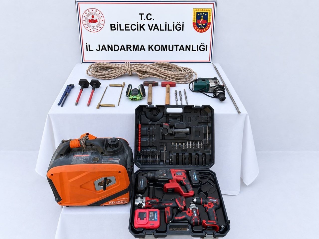 BİLECİK (AA) – Bilecik'in Gölpazarı ilçesinde kaçak kazı yapan 5