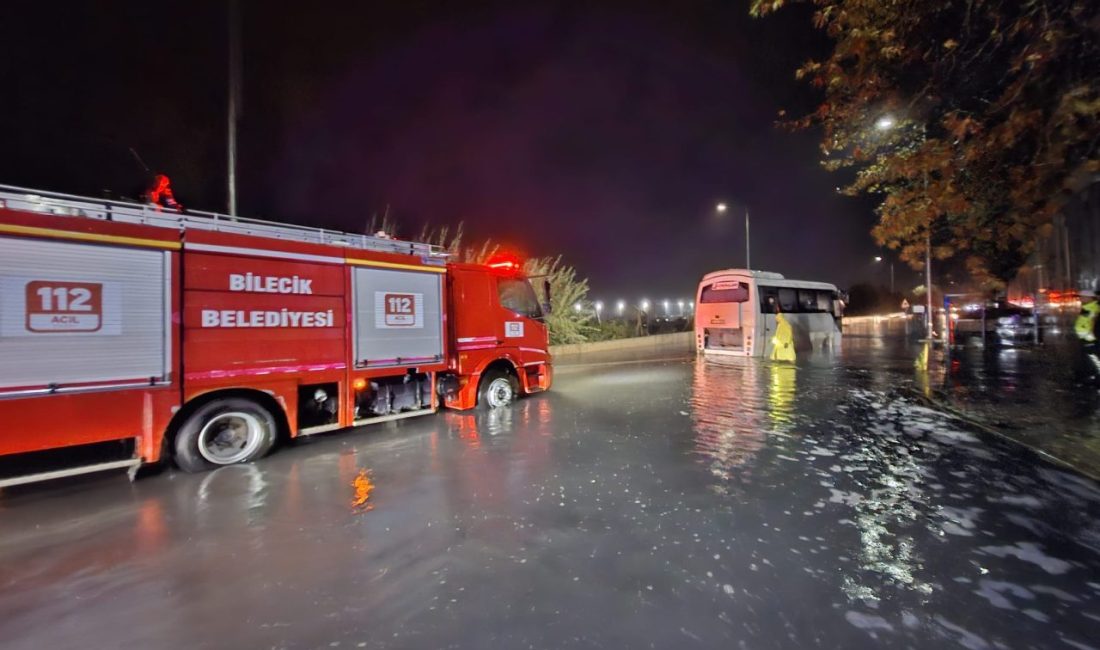 BİLECİK (AA) – Bilecik'te, sağanak nedeniyle oluşan su birikintisinde mahsur
