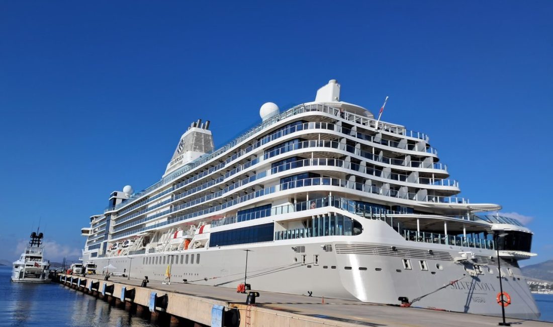 MUĞLA (AA) – Muğla'nın Bodrum ilçesine "Silver Nova" isimli kruvaziyerle
