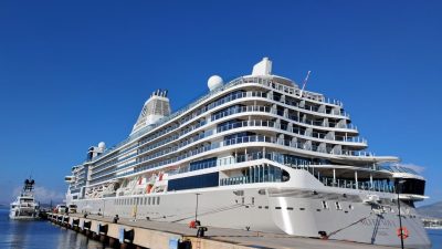 MUĞLA (AA) – Muğla'nın Bodrum ilçesine "Silver Nova" isimli kruvaziyerle