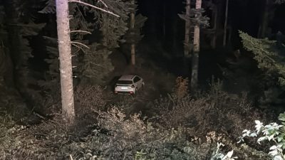 BOLU (AA) – Bolu'da uçuruma yuvarlanan cipte bulunan 4 kişi