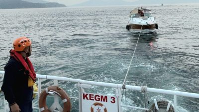 İSTANBUL (AA) – Burgazada önlerinde makine arızası nedeniyle sürüklenen tekne